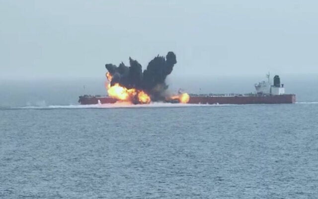 Yémen : Deux navires marchands détruits par des attaques terroristes des Houthis dans la mer Rouge