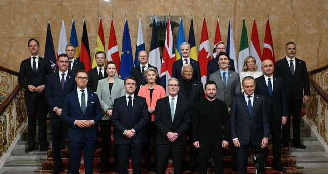 Huit dirigeants européens s’inclinent devant Trump