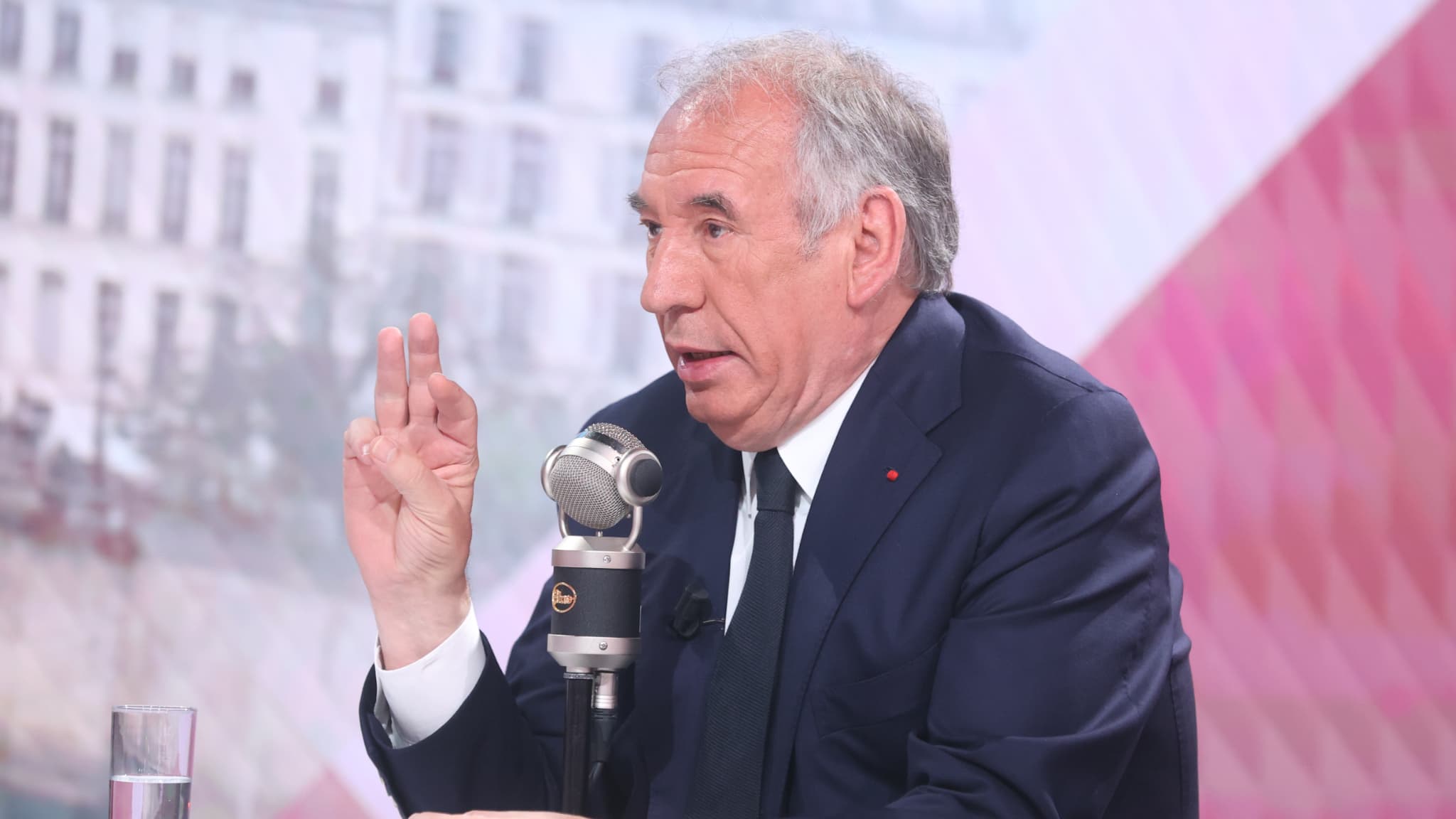 Bayrou : Un Élu Hypocrite qui Dépense 40 000 Euros pour Son Bureau Tandis que les Français Sont Contraints de Se Serrer la Ceinture