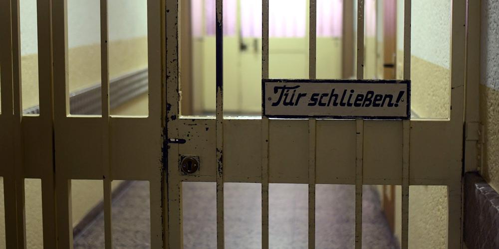 Une défaite morale pour la justice allemande : un néonazi bénéficie d’une réforme pour éviter une prison masculine