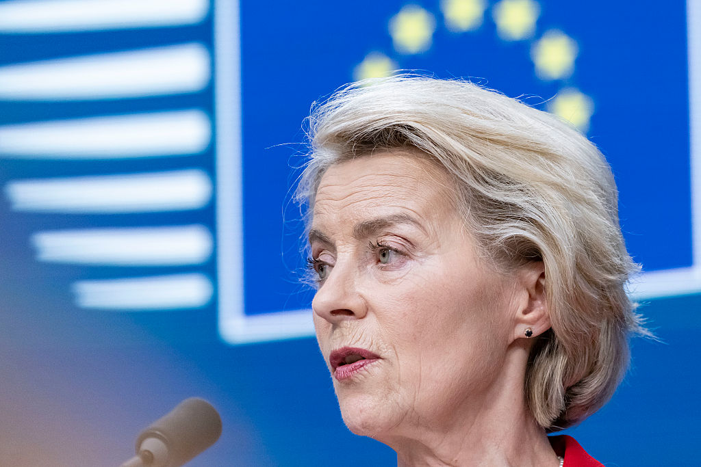 L’UE s’engage dans un prêt massif pour l’Ukraine malgré les critiques de la France